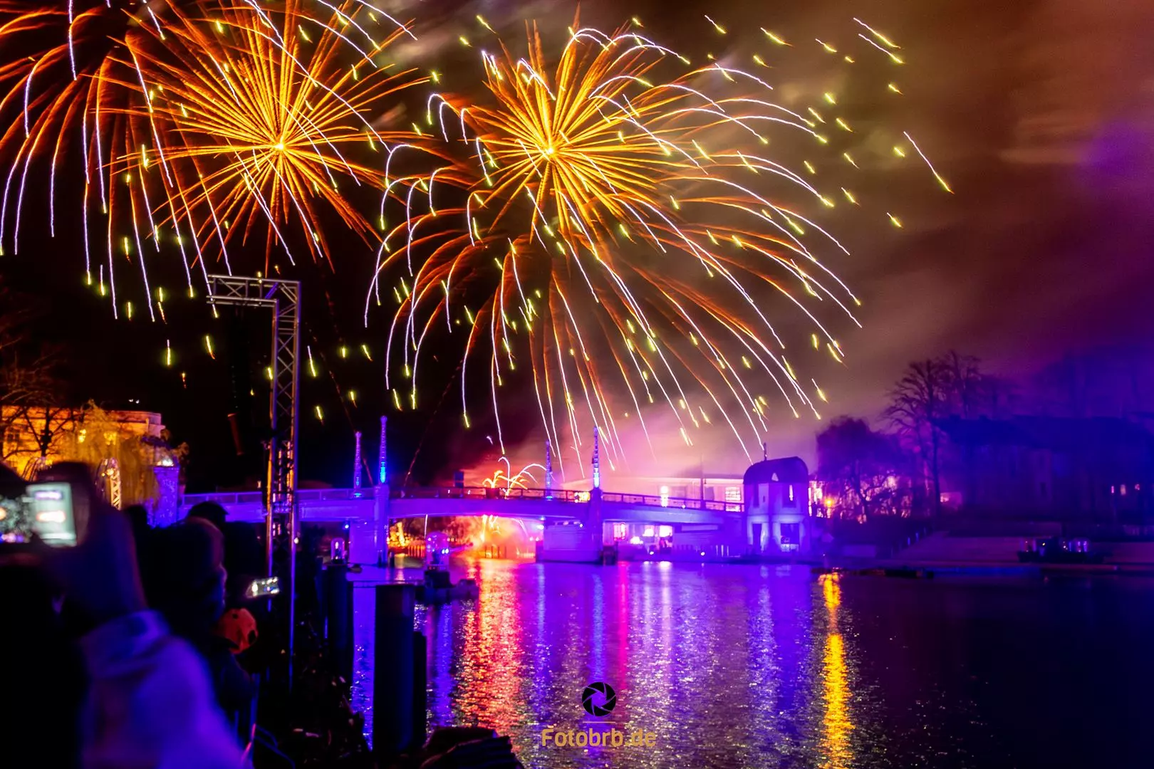 Feuerwerk über dem Wasser Feuerwerk über die Havel von Brandenburg an der Havel zum Erwachen der BUGA 2015