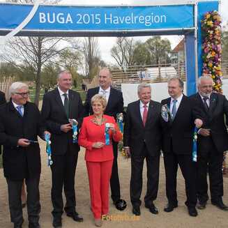 Offizielle Eröffnung mit einem Banddurchschnitt mit Bundespräsident Joachim Gauck, damaligen Bundesaußenminister Frank-Walter Steinmeier, Oberbürgermeisterin und BUGA-Havelregion-Chefin Dietlind Tiemann