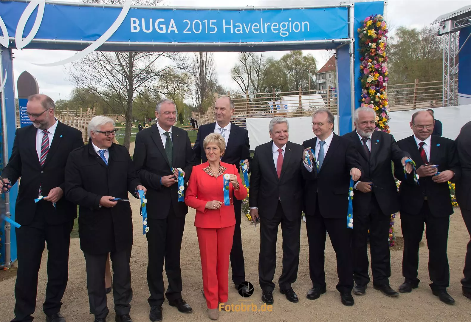 Offizielle Eröffnung mit einem Banddurchschnitt mit Bundespräsident Joachim Gauck, damaligen Bundesaußenminister Frank-Walter Steinmeier, Oberbürgermeisterin und BUGA-Havelregion-Chefin Dietlind Tiemann