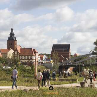 Hansestadt Havelberg – zwischen Domberg, Havel und Altstadt - fotobrb.de Menschen spazieren in einer Stadtlandschaft. BUGA 2015 in der Stadt Havelberg (Sachsen-Anhalt)