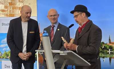 Daniel Keip und André Eckhardt bekamen von Heiko Hesse die ersten Figuren überreicht, die anhand des einzigen bislang bekannten Fotos von Fritze Bollmann entstanden sind. © Stadt Brandenburg an der Havel / Th. Messerschmidt