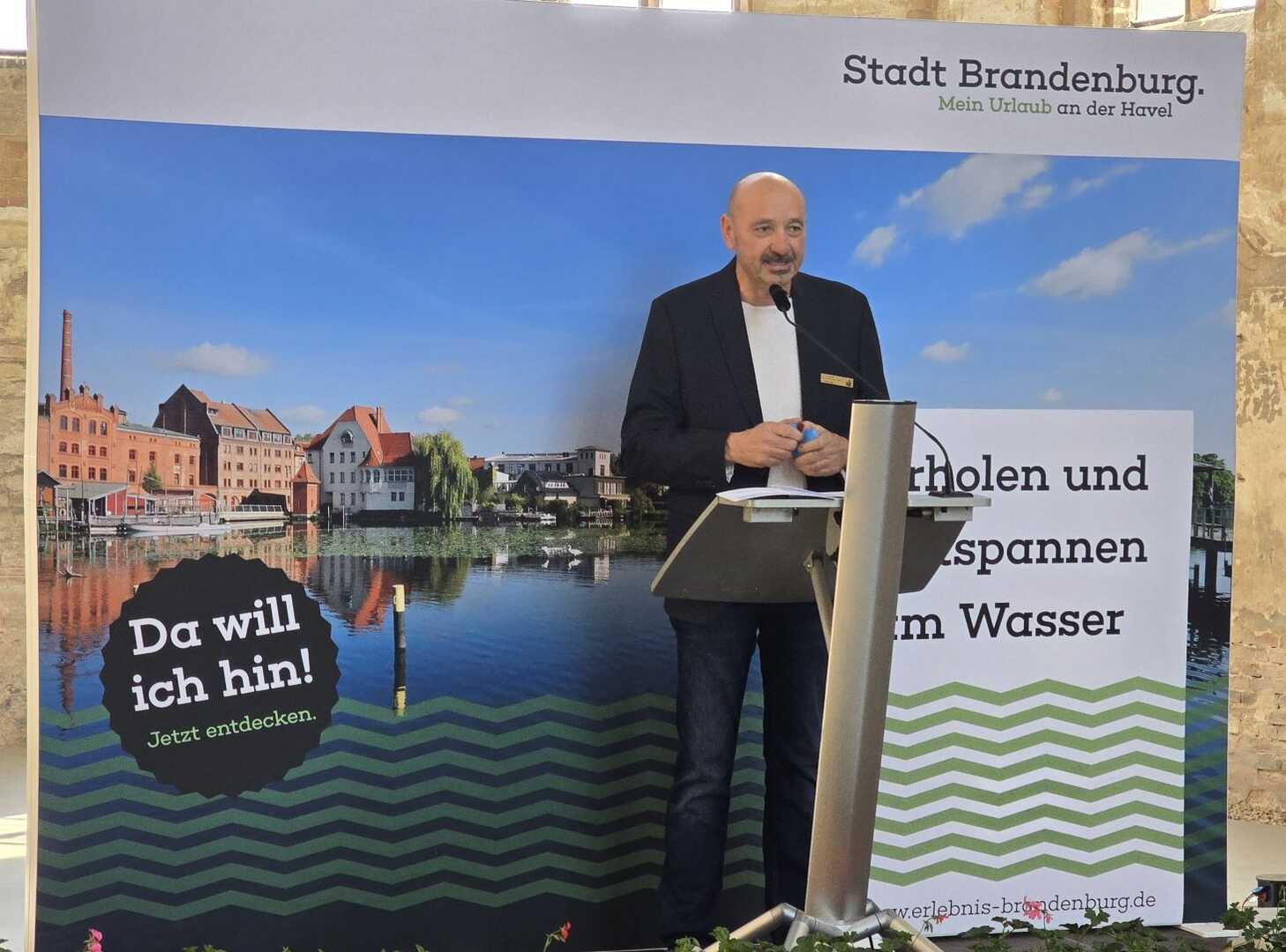 Vereinsvorsitzender André Eckhardt hieß die Gästeschar des 22. Touristikerfrühschoppens willkommen. © Stadt Brandenburg an der Havel / Th. Messerschmidt