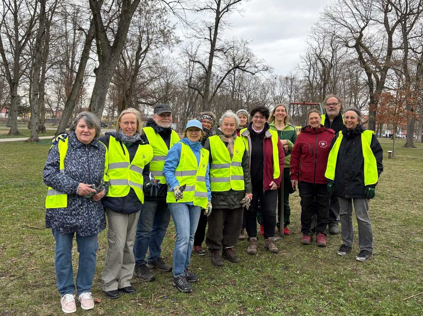 21 Ehrenamtliche halfen bei Errichten des Weidendom Foto: Landesgartenschau 2027 Wittenberge gGmbH