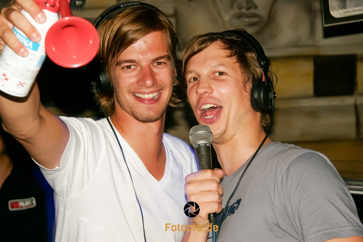 Zwei Männer mit Mikrofon und Kopfhörern