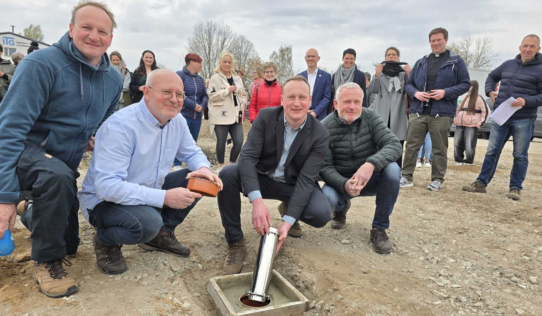 Grundsteinlegung mit vielen Teilnehmern.