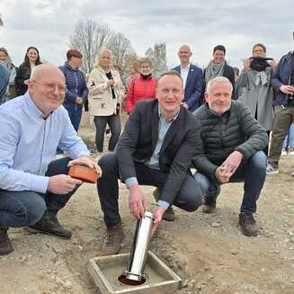 Grundsteinlegung mit vielen Teilnehmern.