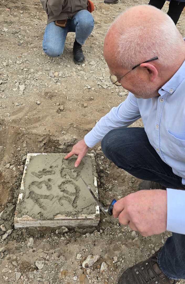 Hans-Peter Zahn finalisiert den Grundstein mit dem Datum für eine neue Stadtgärtnerei. © Stadt Brandenburg an der Havel / Th. Messerschmidt