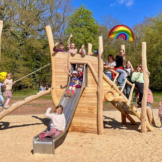 Der neue Spielplatz wurde gelich in Beschlag genommen und das Spielschiff geentert. © Stadt Brandenburg an der Havel