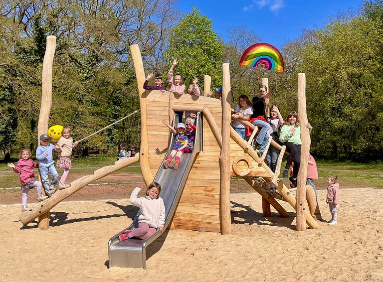 Der neue Spielplatz wurde gelich in Beschlag genommen und das Spielschiff geentert. © Stadt Brandenburg an der Havel