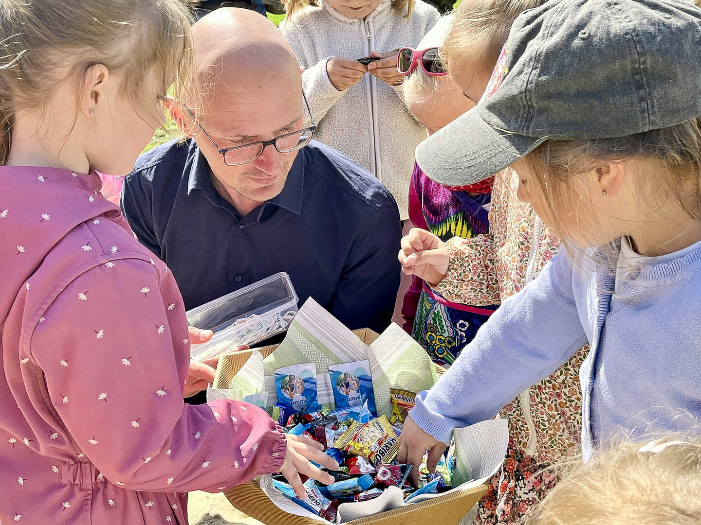 Oberbürgermeister Daniel Keip verteilt zur Spielplatzeröffnung eine süße Stärkung an die Kinder. © Stadt Brandenburg an der Havel