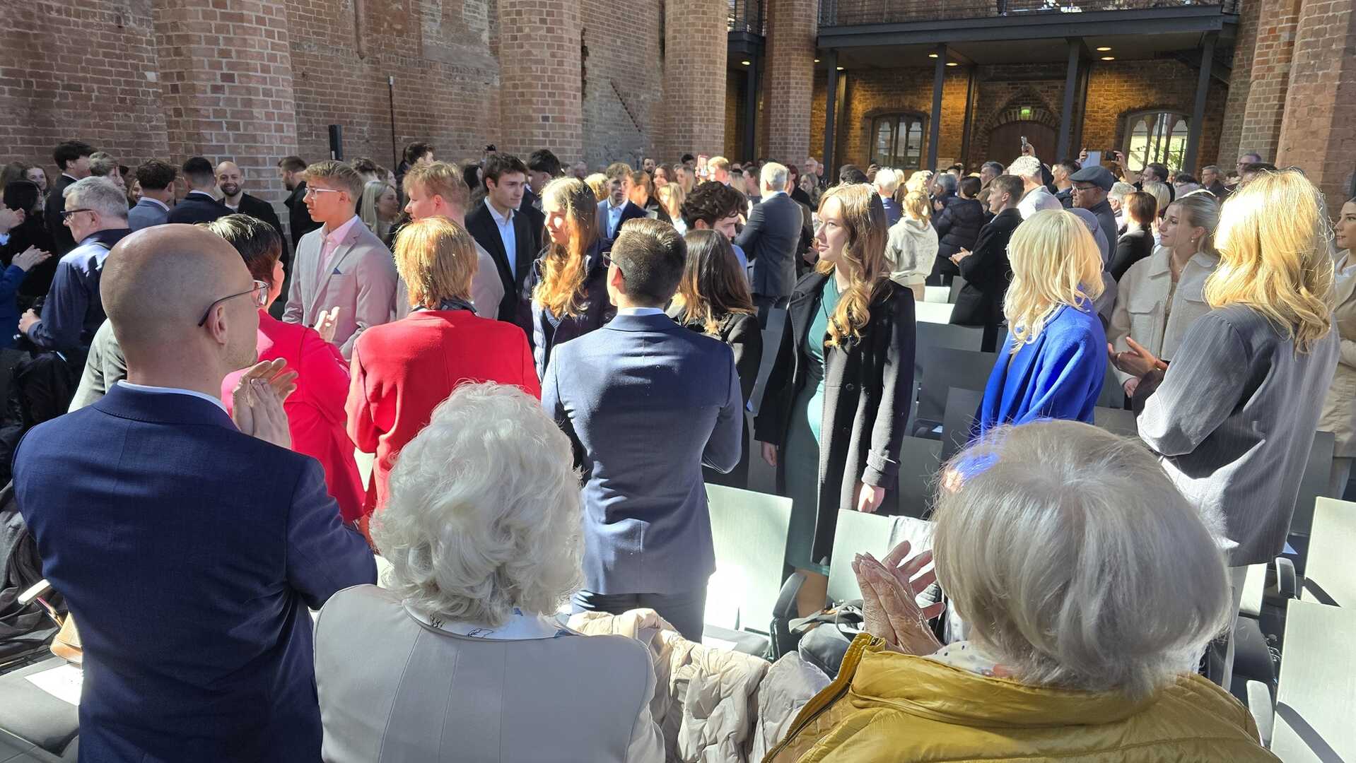 Es folgt der feierliche Einzug der Zahnmedizinstudierende ins Paulikloster. © Stadt Brandenburg an der Havel / Th. Messerschmidt