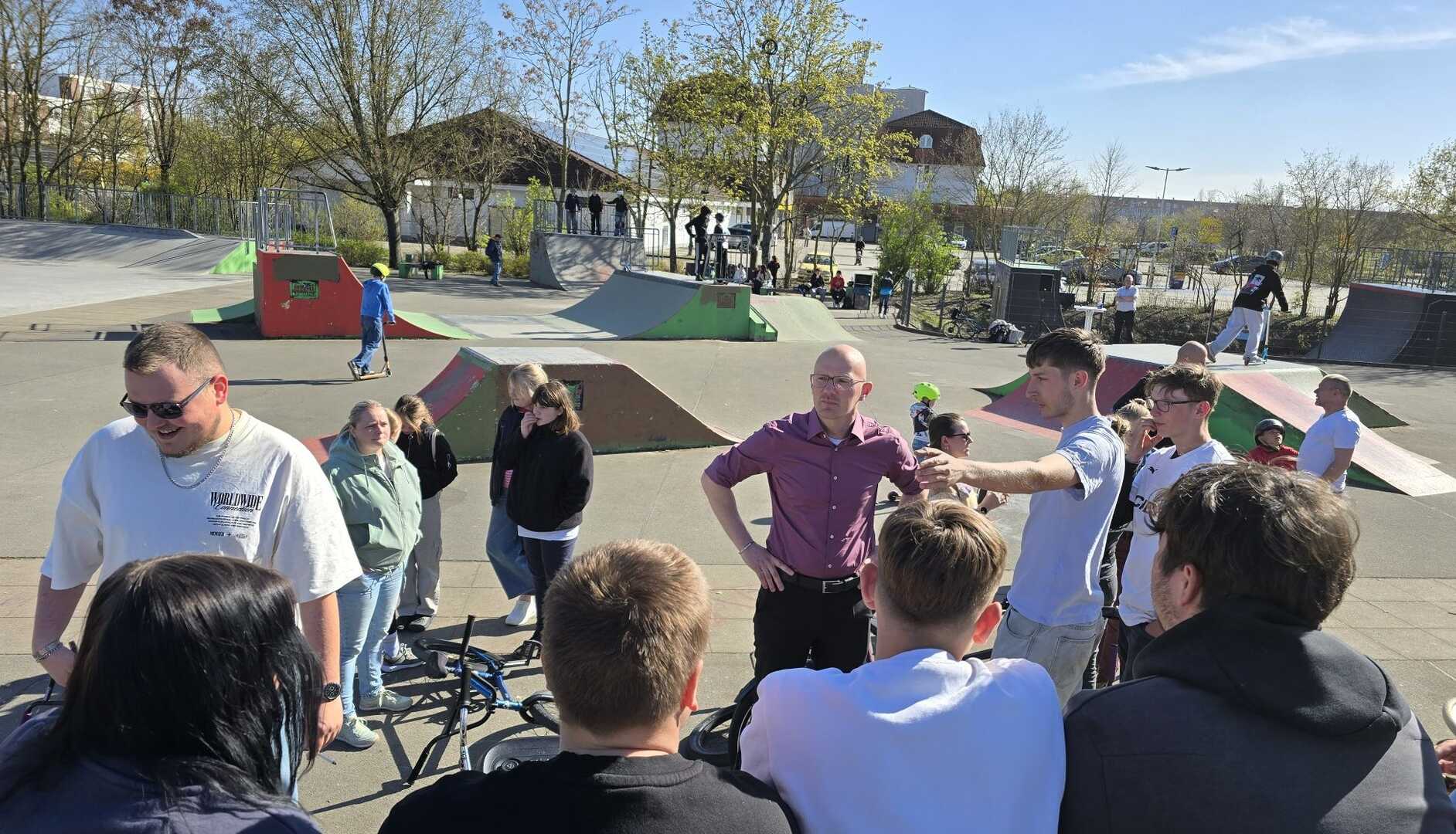 Gruppe von Menschen im Skatepark