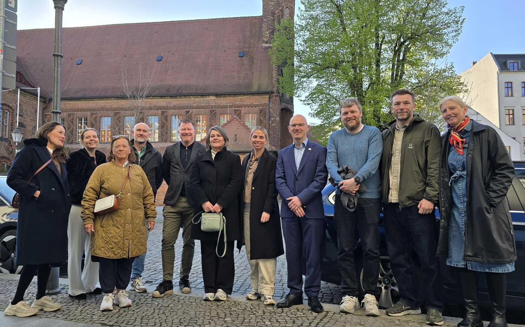 Oberbürgermeister Daniel Keip hieß die Gäste aus Ballerup am Rathaus willkommen. © Stadt Brandenburg an der Havel