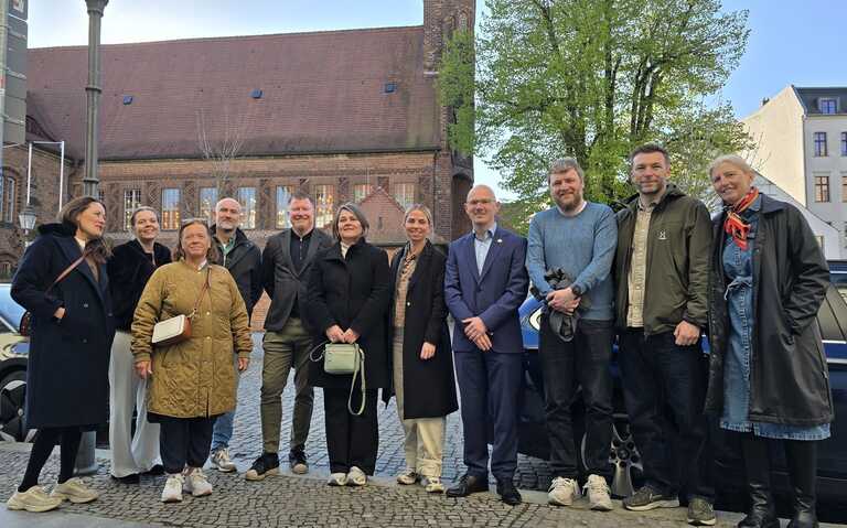 Oberbürgermeister Daniel Keip hieß die Gäste aus Ballerup am Rathaus willkommen. © Stadt Brandenburg an der Havel
