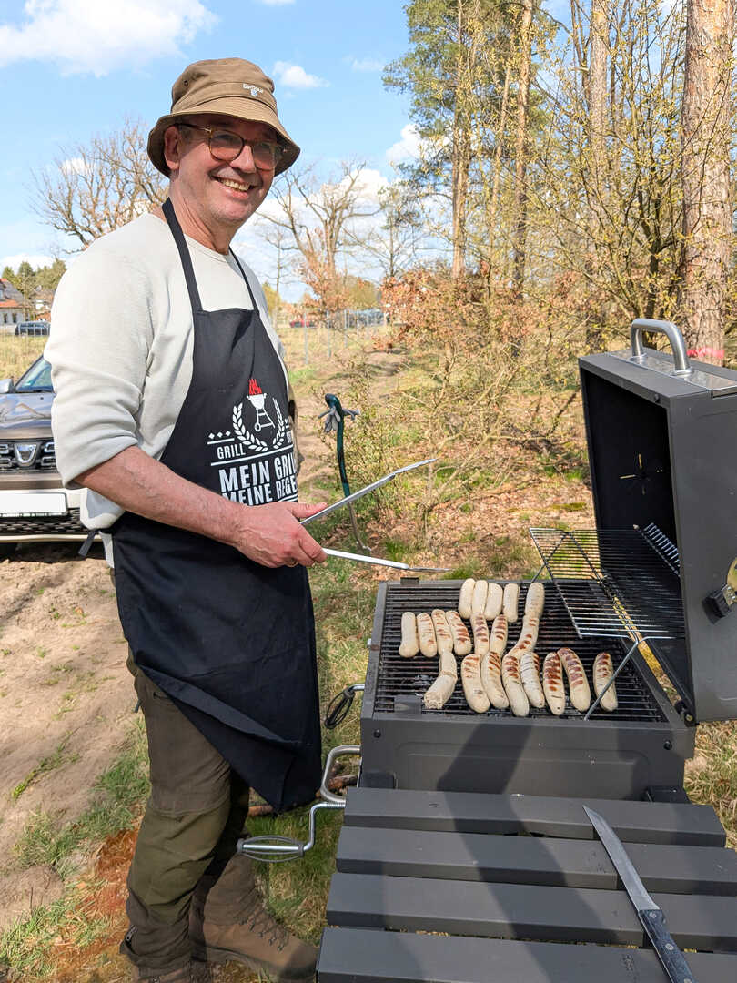 Jens-Uwe Oppenborn, Vorstand der Brandenburger Bank, grillte und servierte persönlich Würstchen für seine fleißigen Mitarbeitenden © Stadt Brandenburg an der Havel/Stadtforst