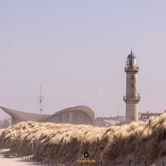 Leuchtturm und Strandlandschaft bei Warnemünde