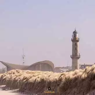Leuchtturm und Strandlandschaft bei Warnemünde