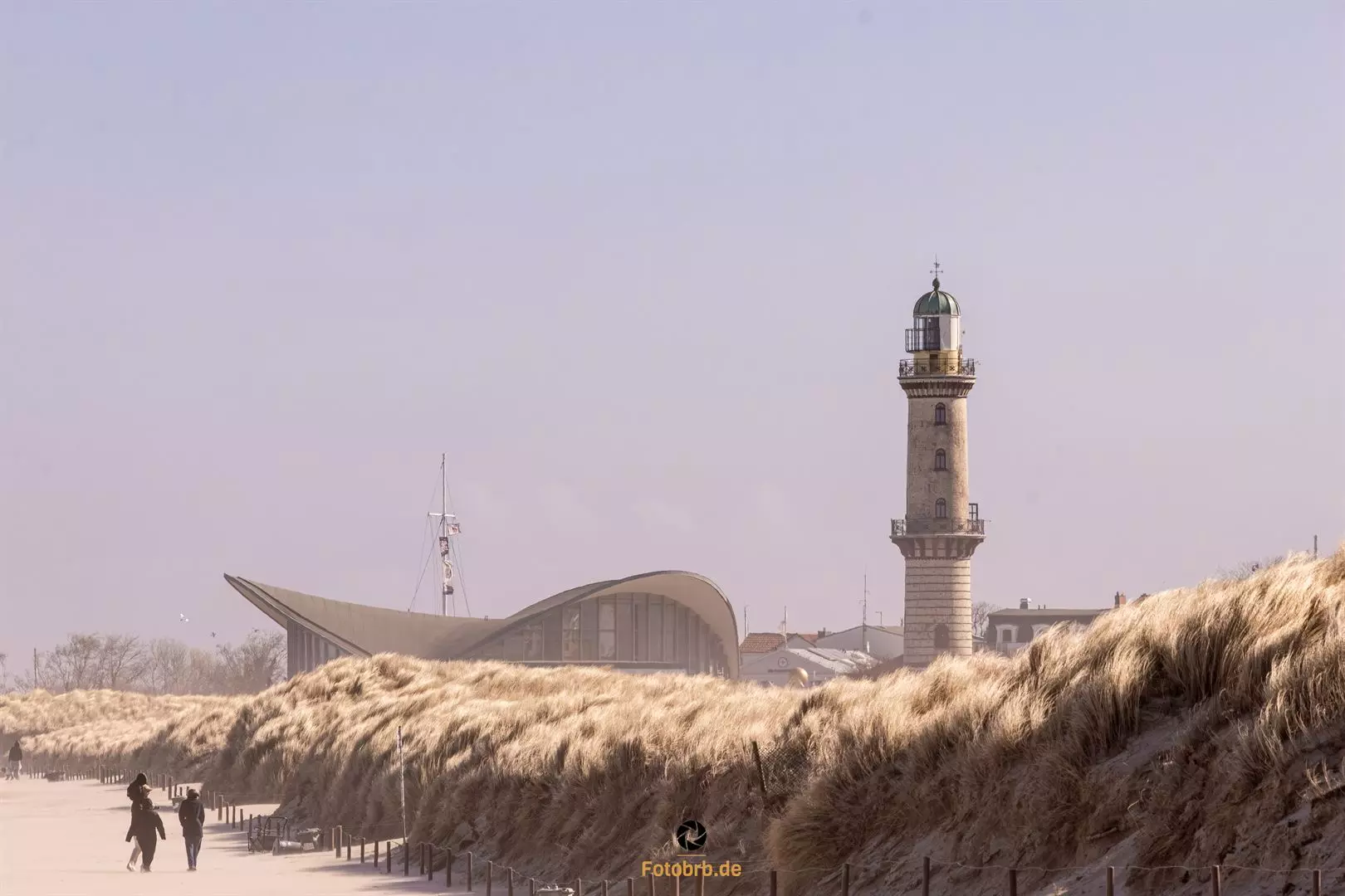 Leuchtturm und Strandlandschaft bei Warnemünde