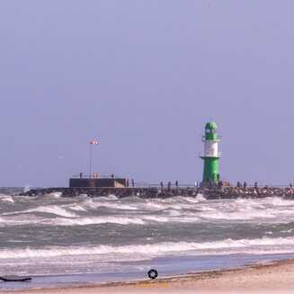 Leuchtturm an stürmischer Küste
