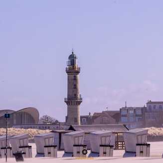 Leuchtturm und Strandkörbe am Ostseestrand von Warnemünde