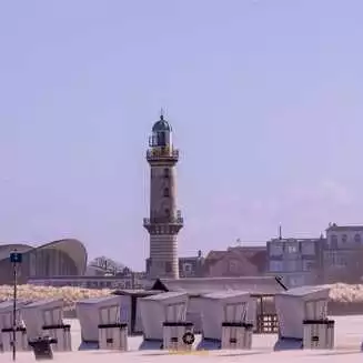 Leuchtturm und Strandkörbe am Ostseestrand von Warnemünde