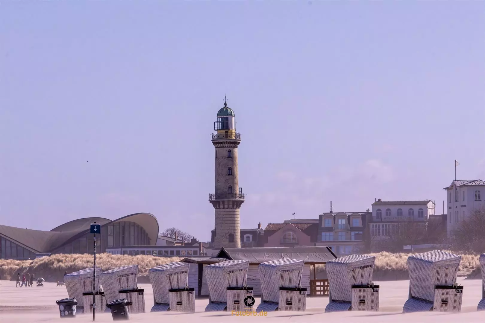 Leuchtturm und Strandkörbe am Ostseestrand von Warnemünde
