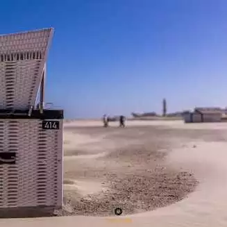 Strandkorb am leeren Strand