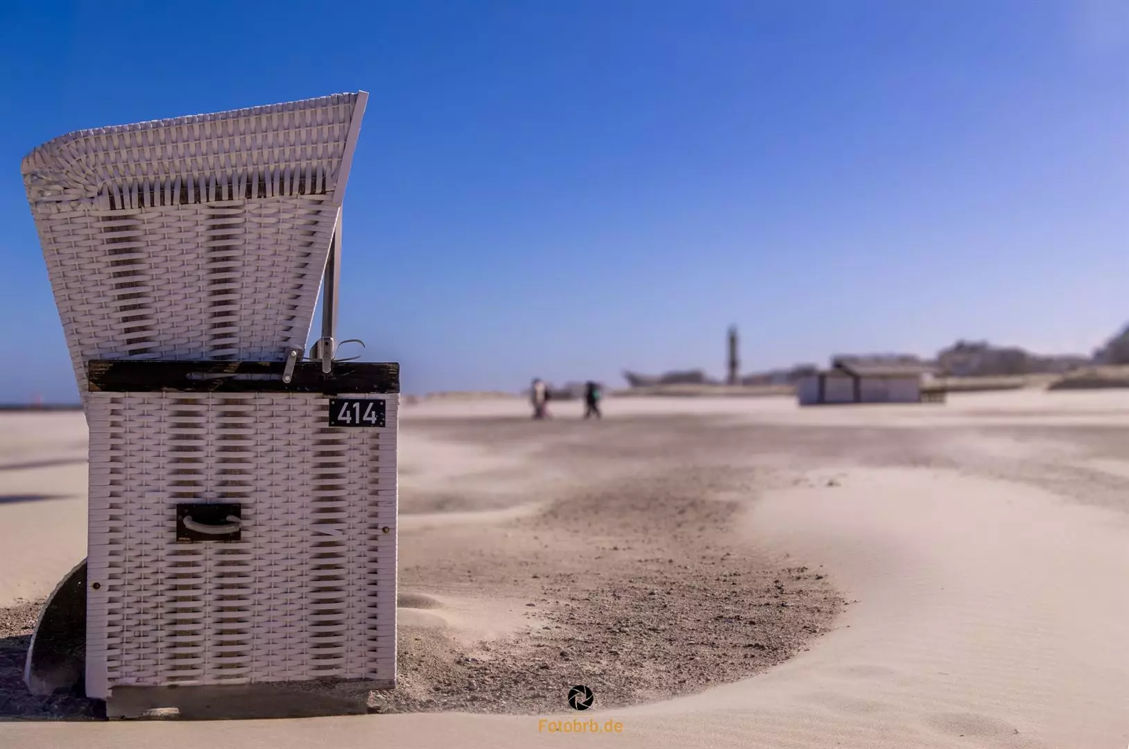 Strandkorb am leeren Strand