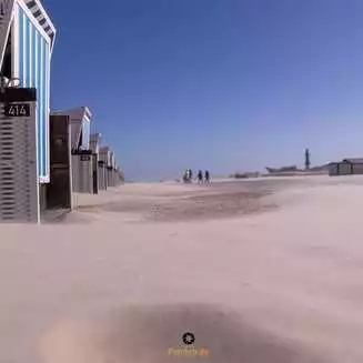 Strandkörbe am Sandstrand bei Sonne