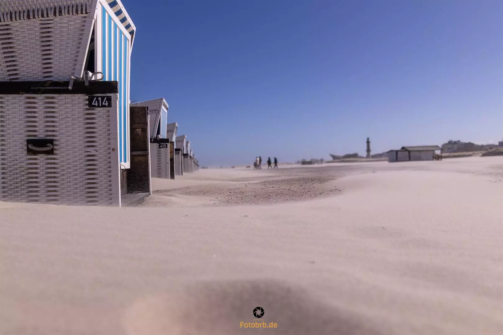 Strandkörbe am Sandstrand bei Sonne