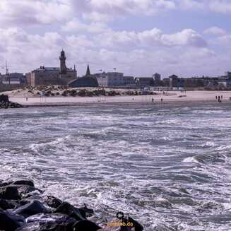 Strand mit Wellen und Wolken