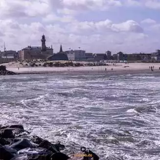 Strand mit Wellen und Wolken
