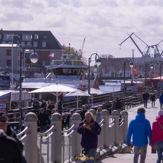 Hafenpromenade mit vielen Menschen
