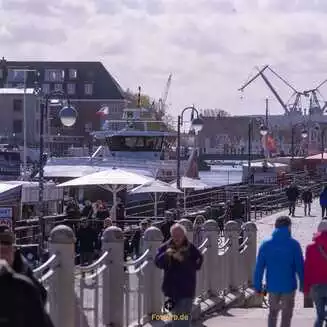 Hafenpromenade mit vielen Menschen