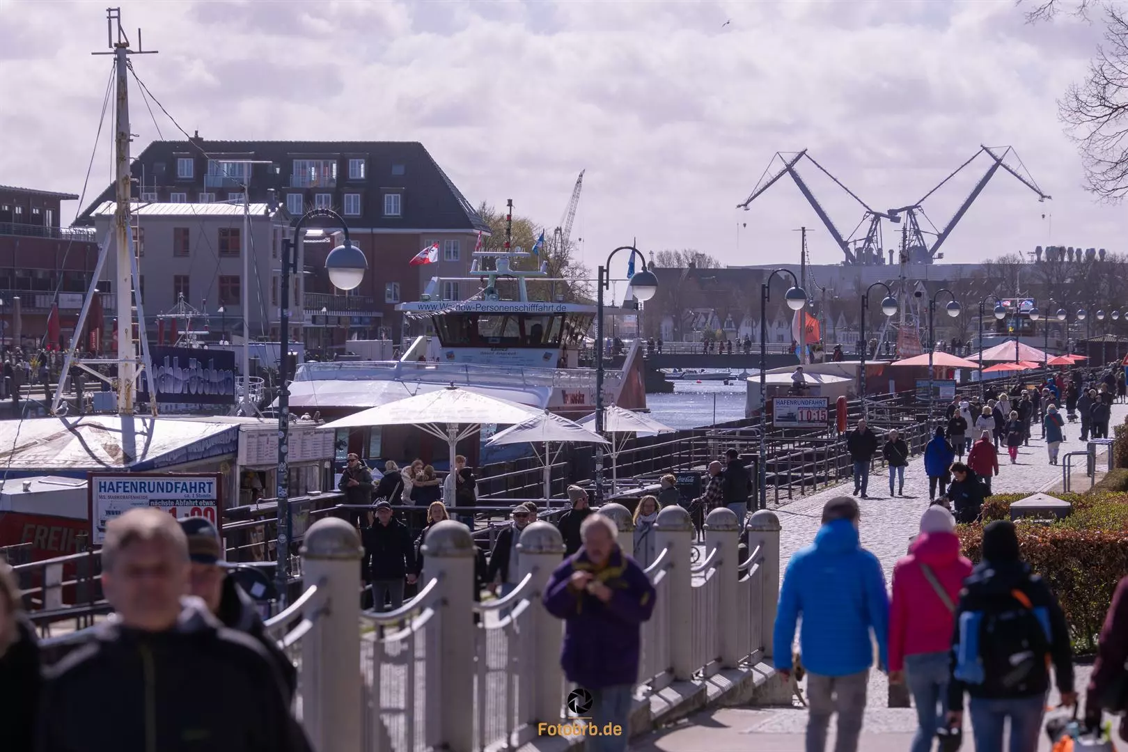 Hafenpromenade mit vielen Menschen