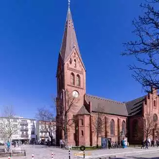 Rote Kirche unter blauem Himmel