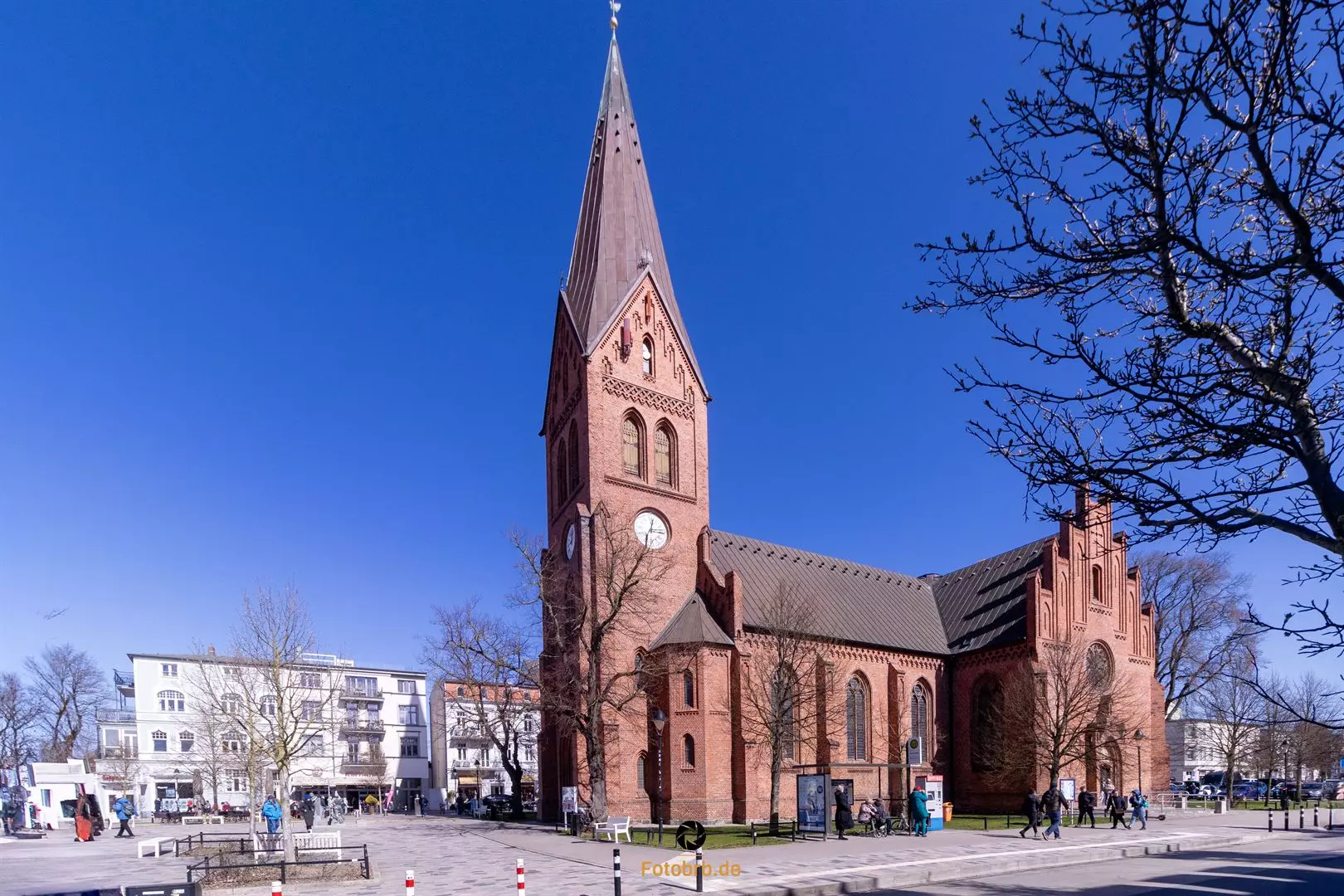 Rote Kirche unter blauem Himmel