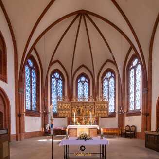 Helle Kirche mit gotischer Architektur.
