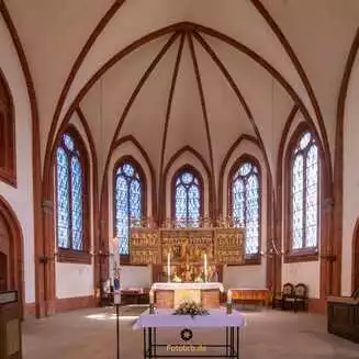 Helle Kirche mit gotischer Architektur.