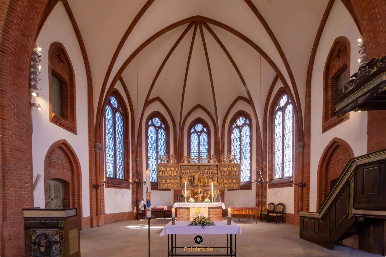 Helle Kirche mit gotischer Architektur.
