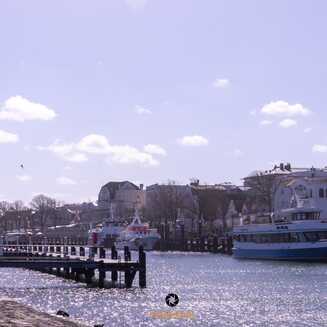 Hafen mit Booten und Wolken
