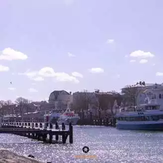 Hafen mit Booten und Wolken