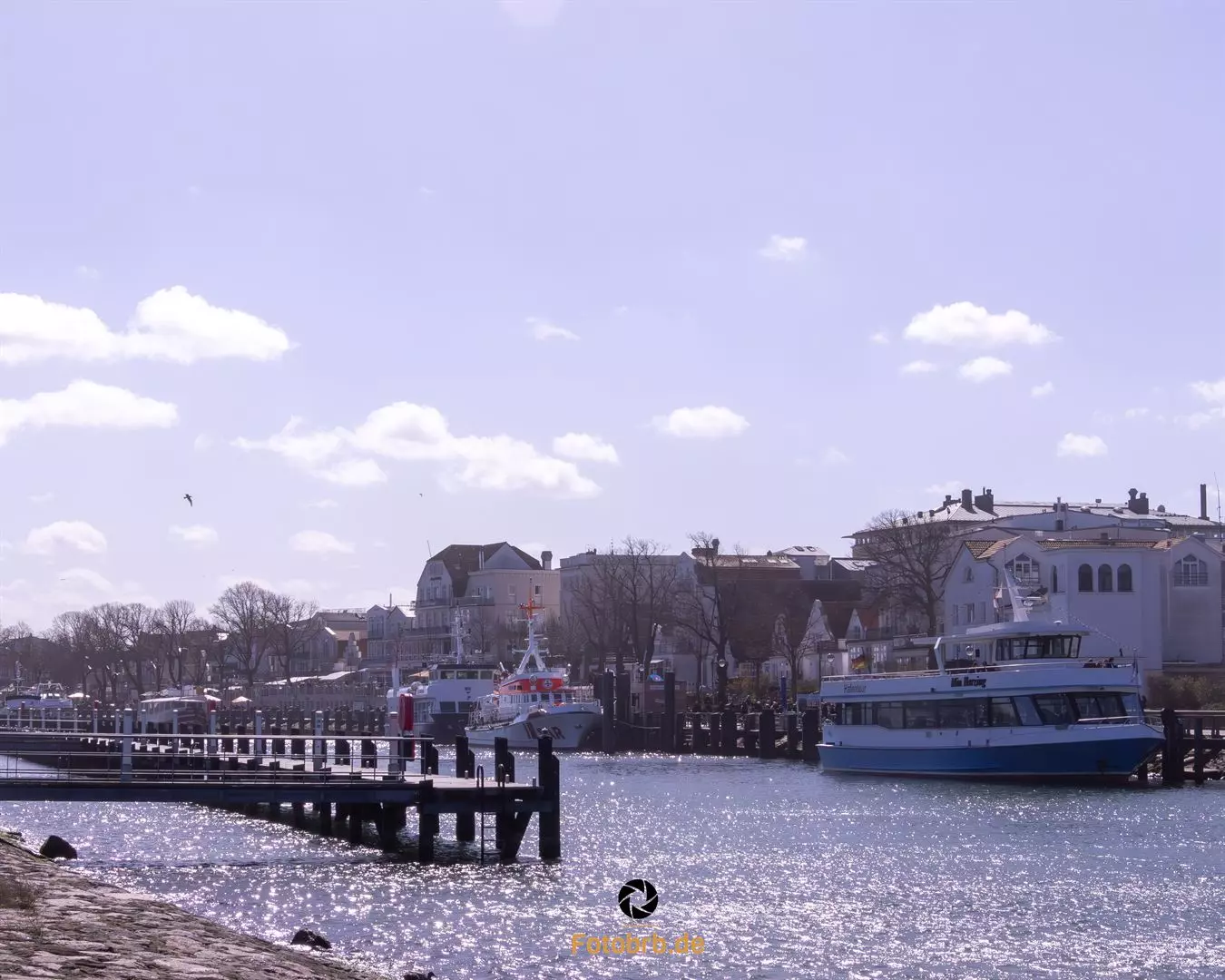Hafen mit Booten und Wolken