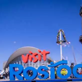 Besuchsschild und Leuchtturm in Rostock