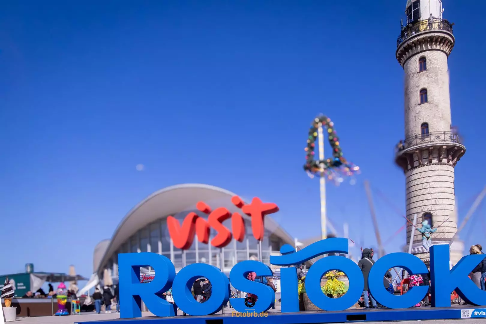 Besuchsschild und Leuchtturm in Rostock