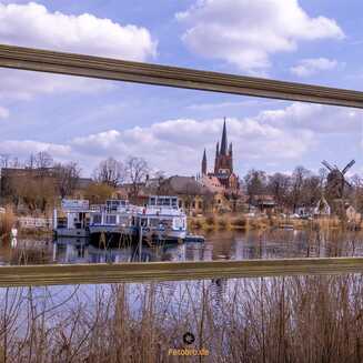 Die Inselstadt Werder (Havel) bietet mit der Heilig-Geist-Kirche und der historischen Bockwindmühle ein malerisches Panorama, das oft vom Festland oder der Havelbrücke aus bewundert wird.