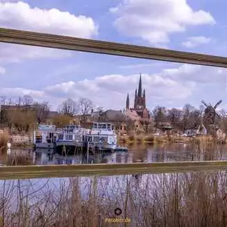 Die Inselstadt Werder (Havel) bietet mit der Heilig-Geist-Kirche und der historischen Bockwindmühle ein malerisches Panorama, das oft vom Festland oder der Havelbrücke aus bewundert wird.