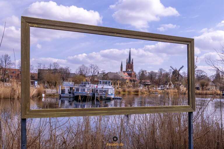Die Inselstadt Werder (Havel) bietet mit der Heilig-Geist-Kirche und der historischen Bockwindmühle ein malerisches Panorama, das oft vom Festland oder der Havelbrücke aus bewundert wird.