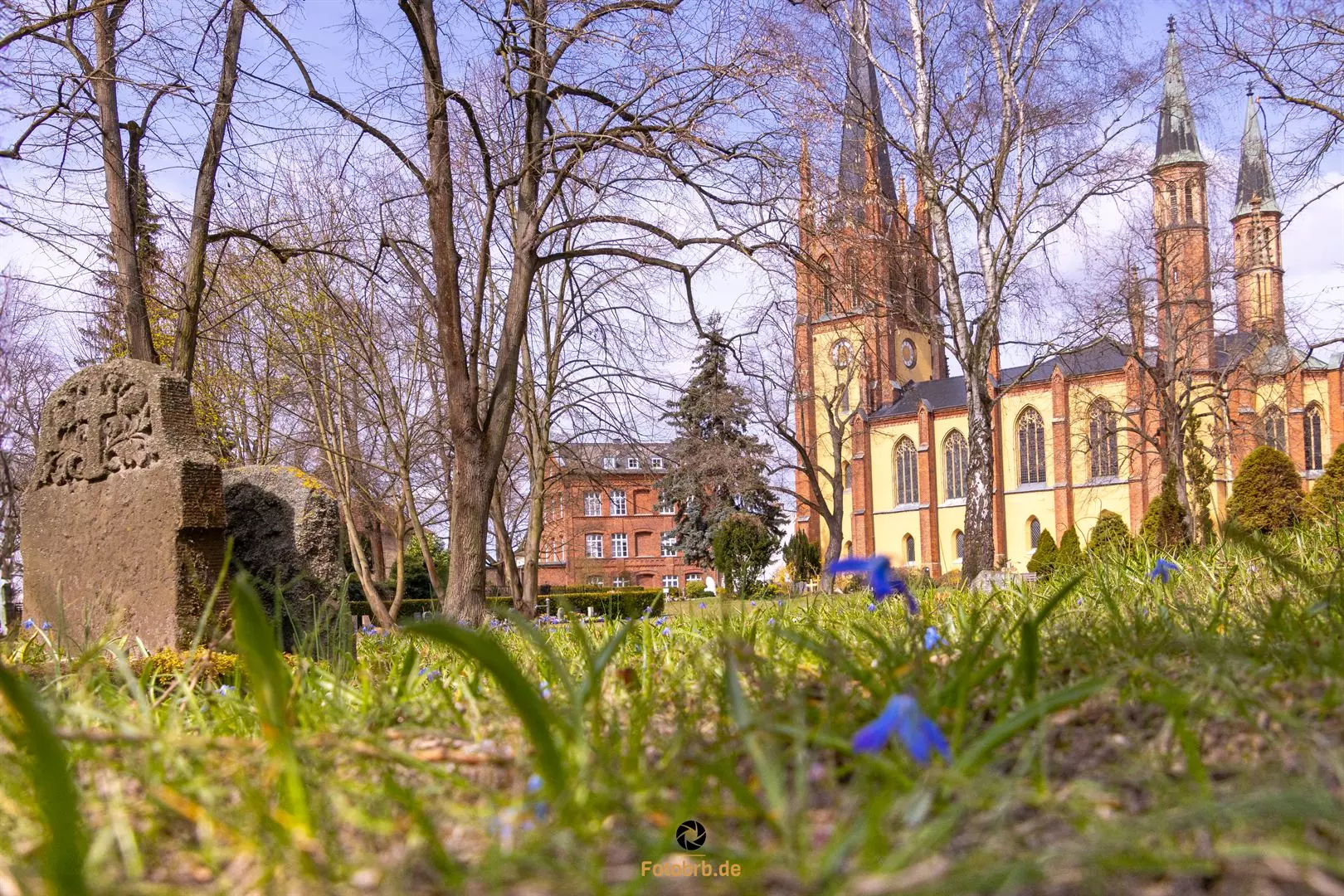 Heilig-Geist-Kirche von Werder (Havel) mit verzauberten Friedhof