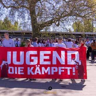 Jugendgruppe, die sich als „Kommunisten“ deklarierten nahem an dem Umzug mit teil